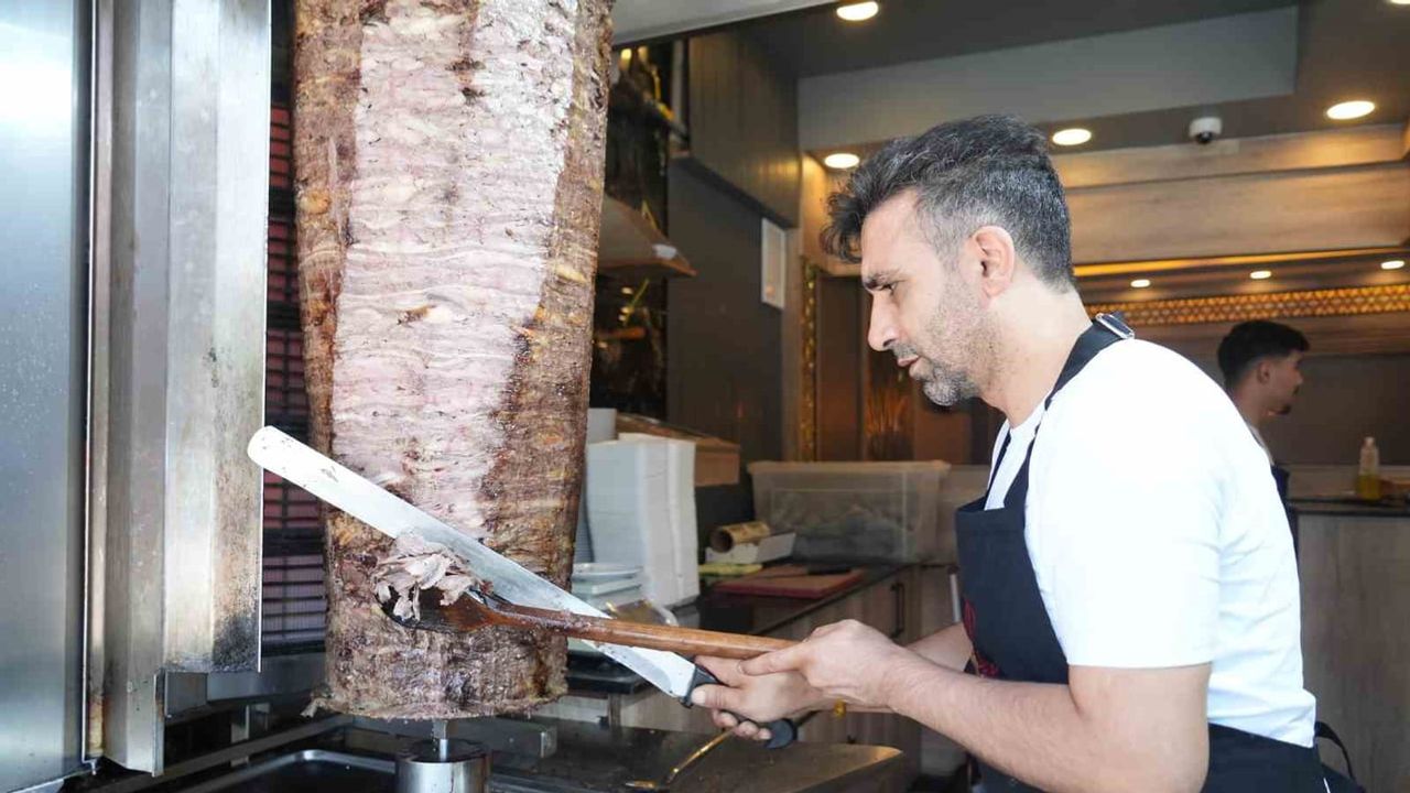 Muş'ta ateşin gölgesinde döner ustaları 60 dereceye yakın sıcaklıkla çalışıyor
