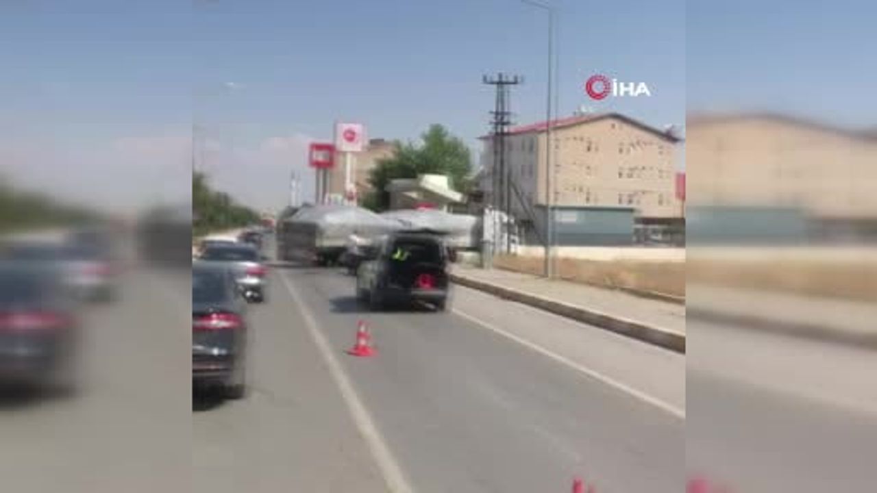 Muş'ta Erzurum yolu'nda tır ile otomobil çarpıştı: 1 kişi yaralandı
