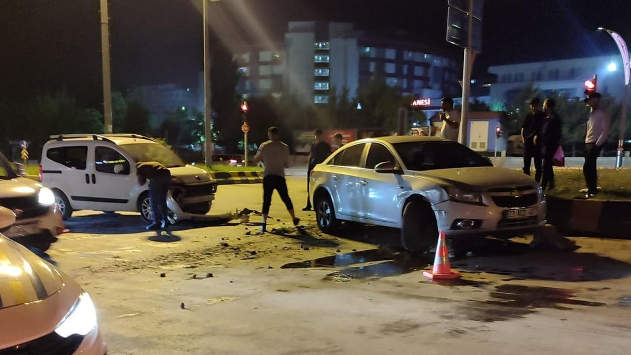 Muş’ta hastane kavşağında çarpışma: iki kişi hafif yaralandı