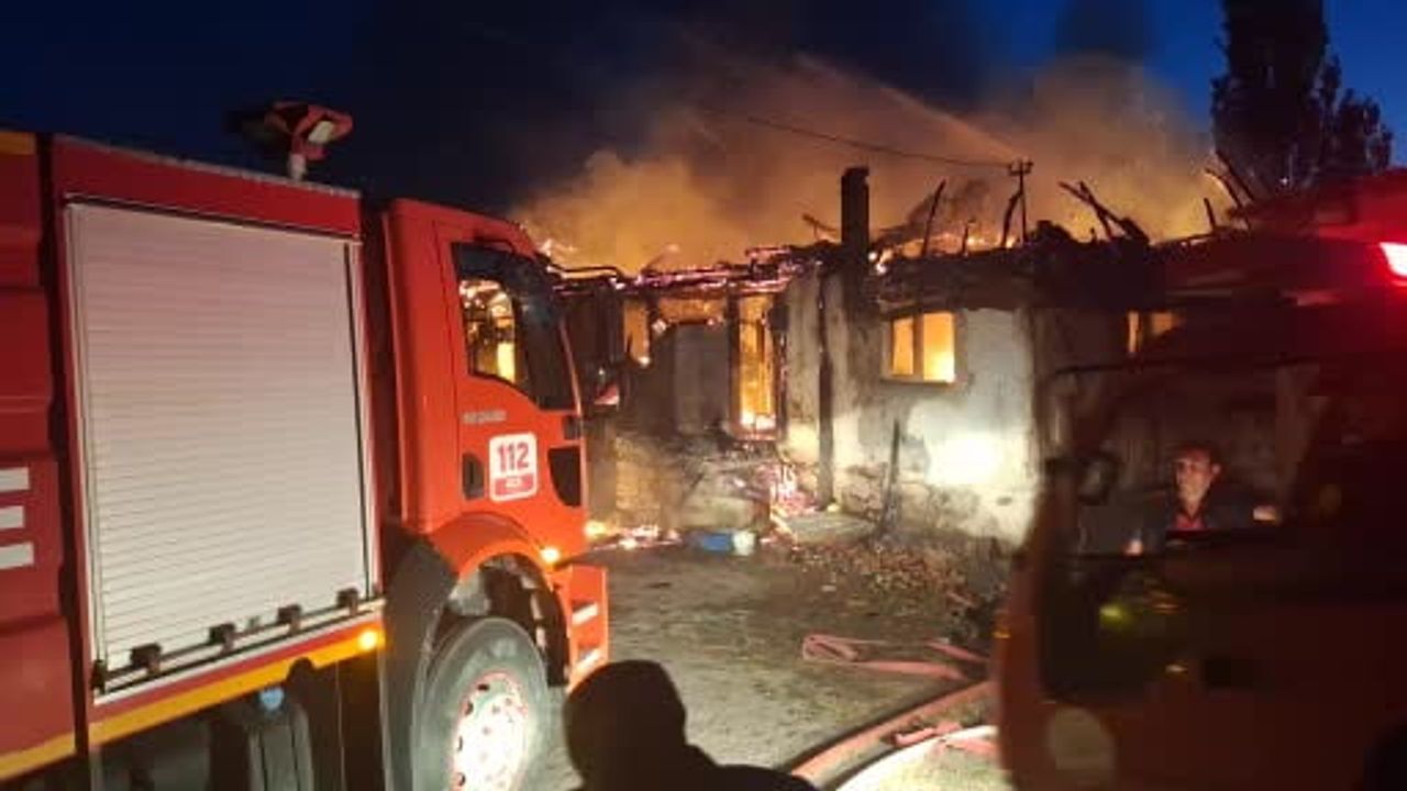 Musular köyünde alevler yan yana iki evi küle çevirdi