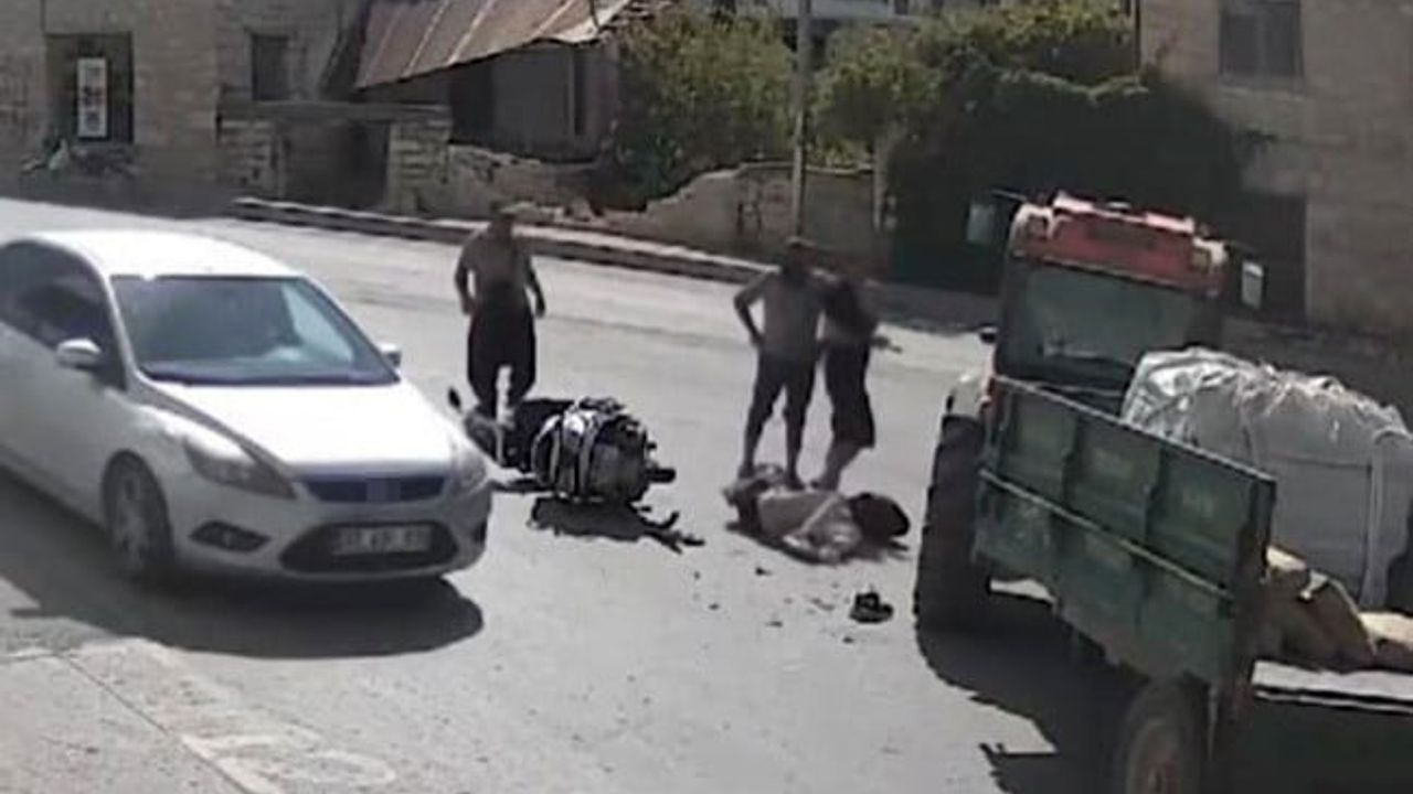 Mut'ta kavşakta çarpışma: motosiklet traktörün ön kısmının altına girdi