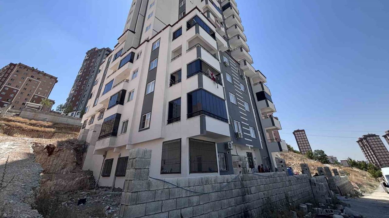 Müteahhitin yarım bıraktığı Gaziantep apartmanı üç yıldır sakinleri mağdur ediyor