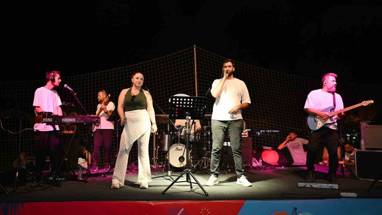 Müzik sokakları doldurdu: Erdemli'de Yaz Dostum konseri coşkusu