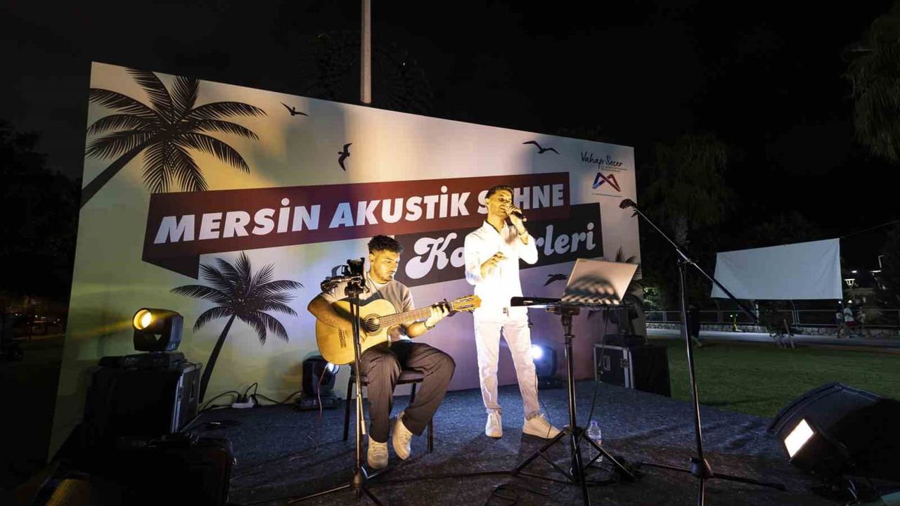 Müzikle dolu yaz akşamları: Kültür Park'ta akustik sahneler genç yetenekleri keşfediyor