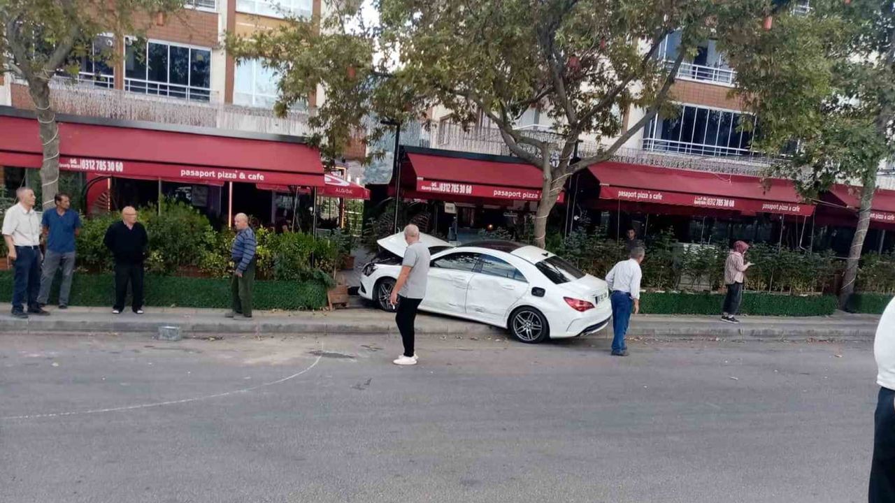 Nallıhan girişinde zincirleme kaza: tırın çarptığı iki otomobilde yaralılar