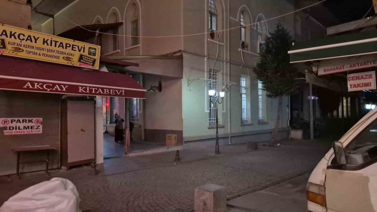 Namaz için girdiği camide poşeti çalındı