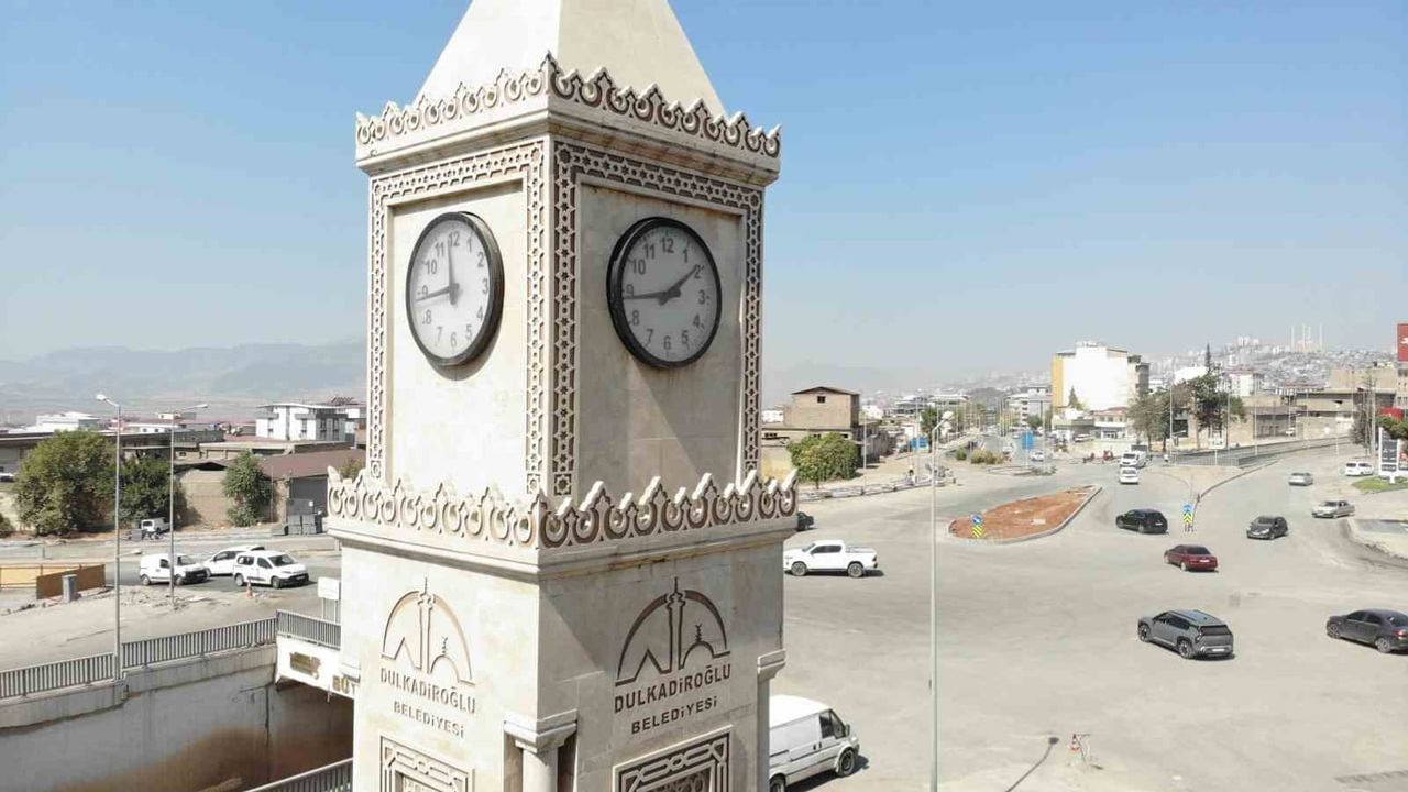 Namık Kemal kavşağındaki saat kulesi zamana karşı susuyor