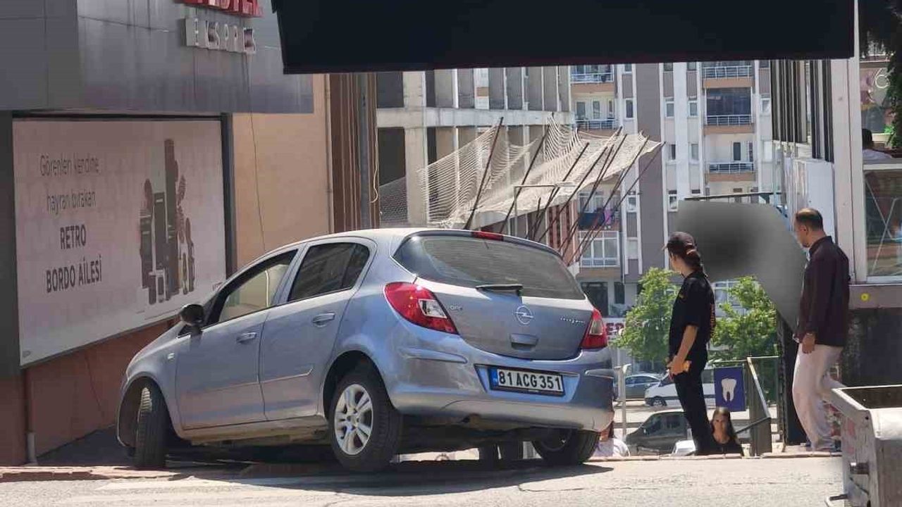 Navigasyon hatası merdivenlere çıkan otomobili vatandaşlar kurtardı