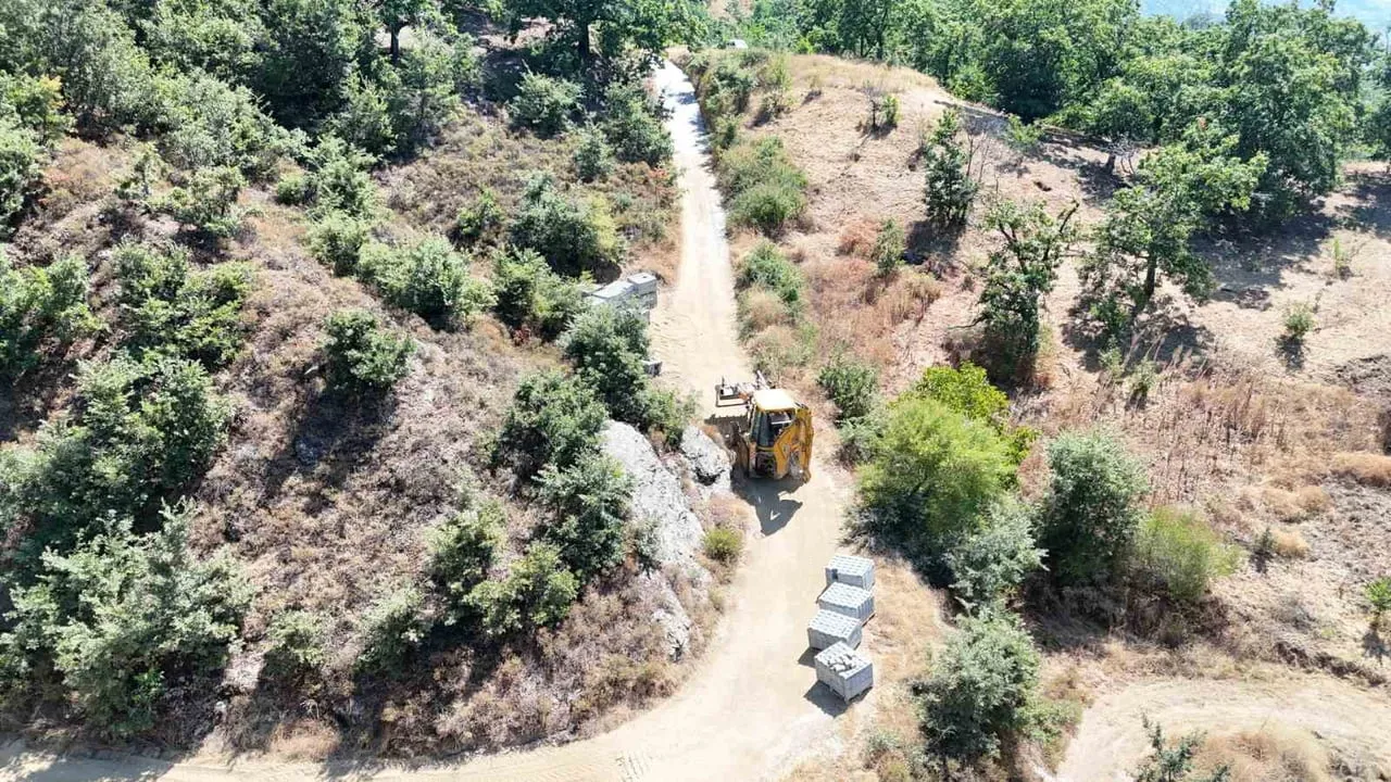 Nazilli belediyesi Apaklar Mahallesi yolunu parke taşıyla güçlendiriyor
