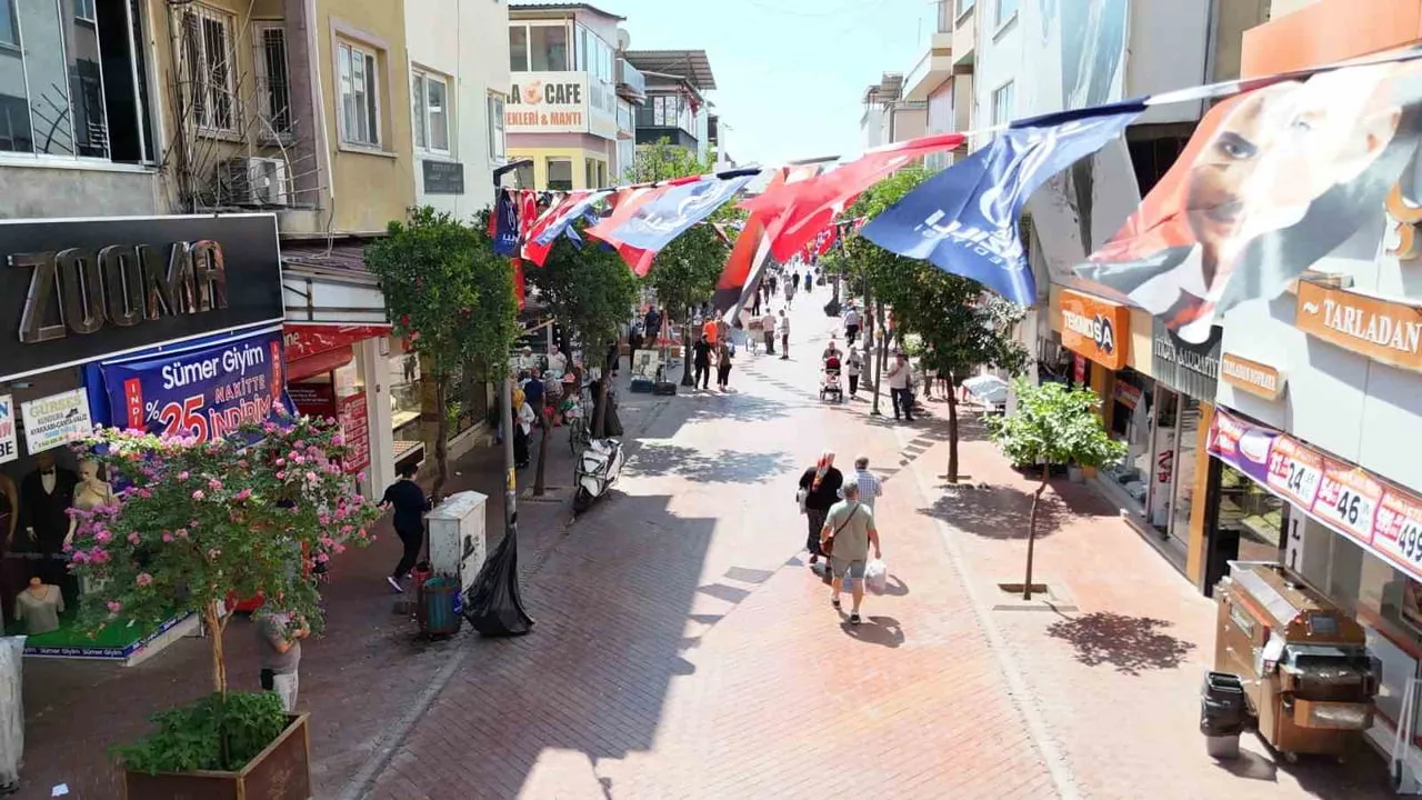 Nazilli zafer ruhunu bayraklarla sokağa taşıyor