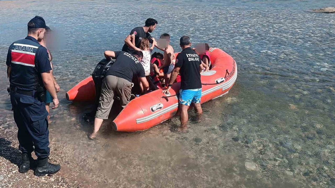 Nehir kenarında yükselen su 10 kişiyi mahsur bıraktı, itfaiye botla kurtardı