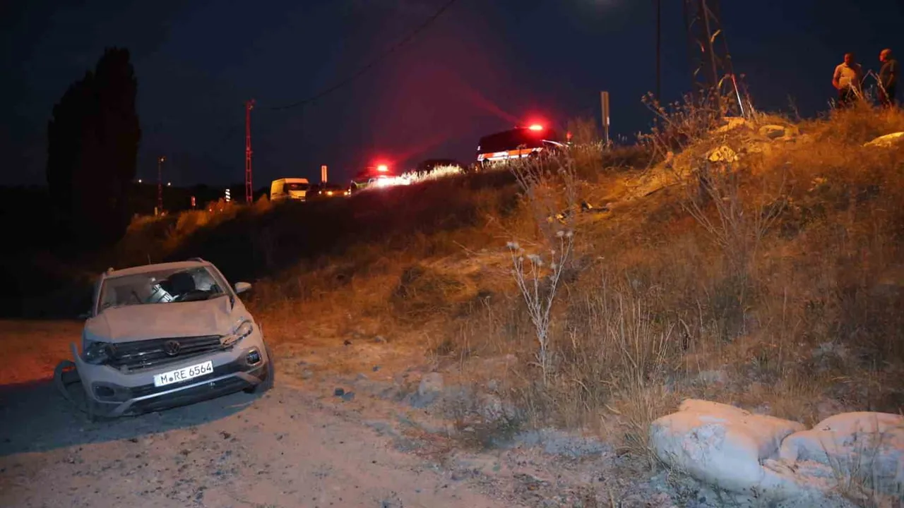 Nevşehir'de lastik patlaması sonucu otomobil direğe çarpıp şarampole yuvarlandı