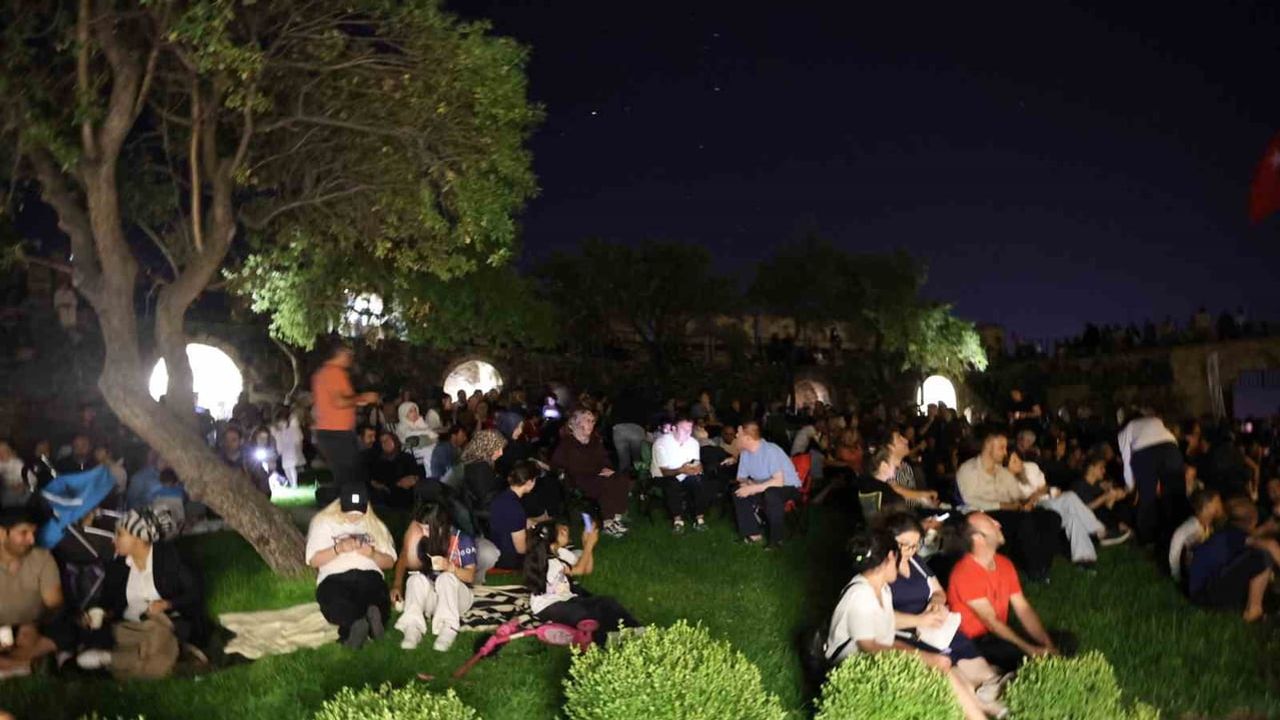 Nevşehir kalesinde Perseid gecesi: gökyüzü tutkunları yıldız yağmurunu izledi