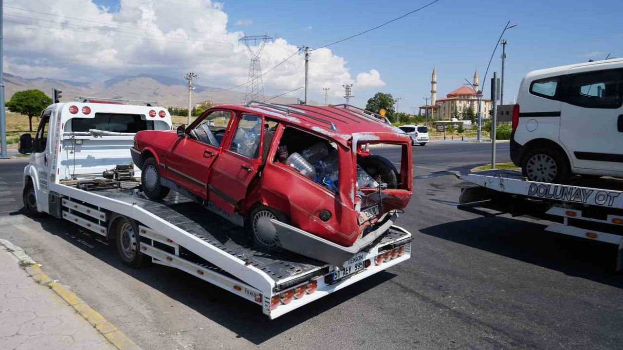 Niğde-Bor yolunda meydana gelen çarpışma üç kişiyi yaraladı
