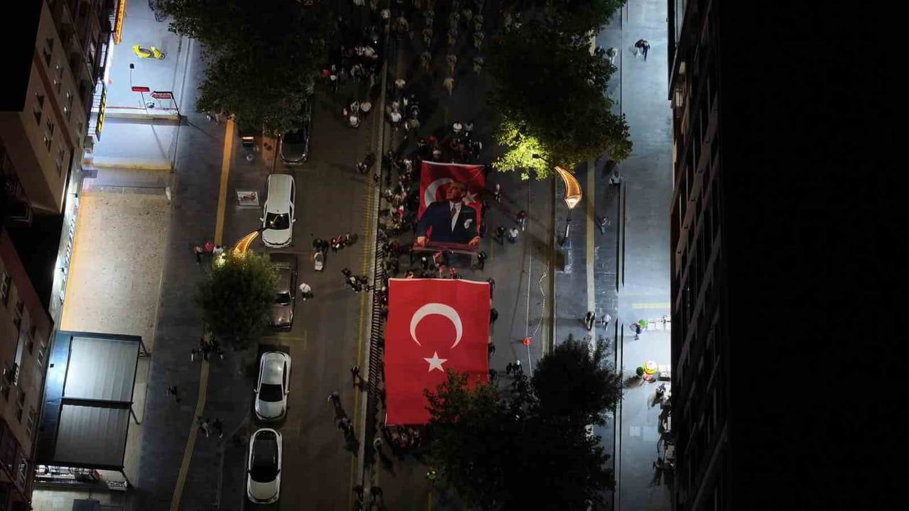Niğde'de 30 ağustos zaferinin 104. yılında görkemli fener alayı