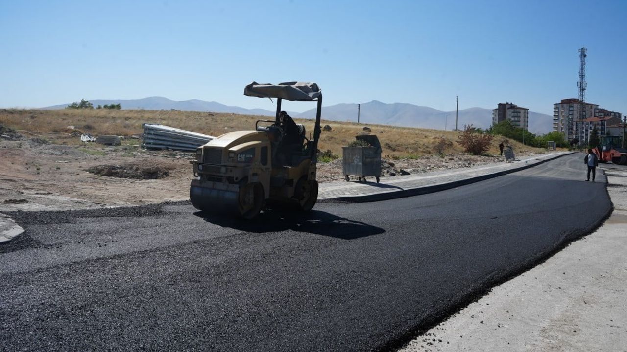 Niğde'de altyapısı tamamlanan sokaklar yeni sıcak asfaltla buluşuyor