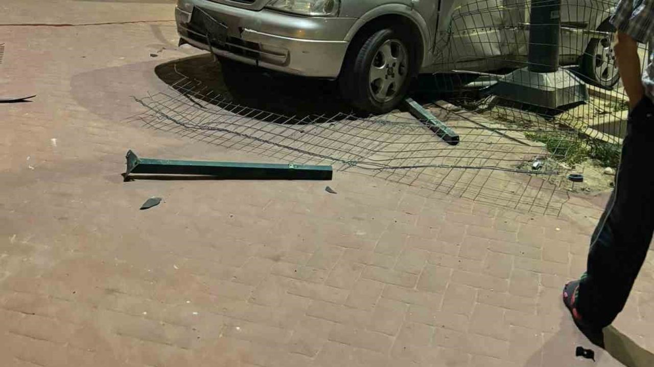 Niğde'de direksiyon hakimiyetini kaybeden araç refüje çıktı, sürücü yaralandı