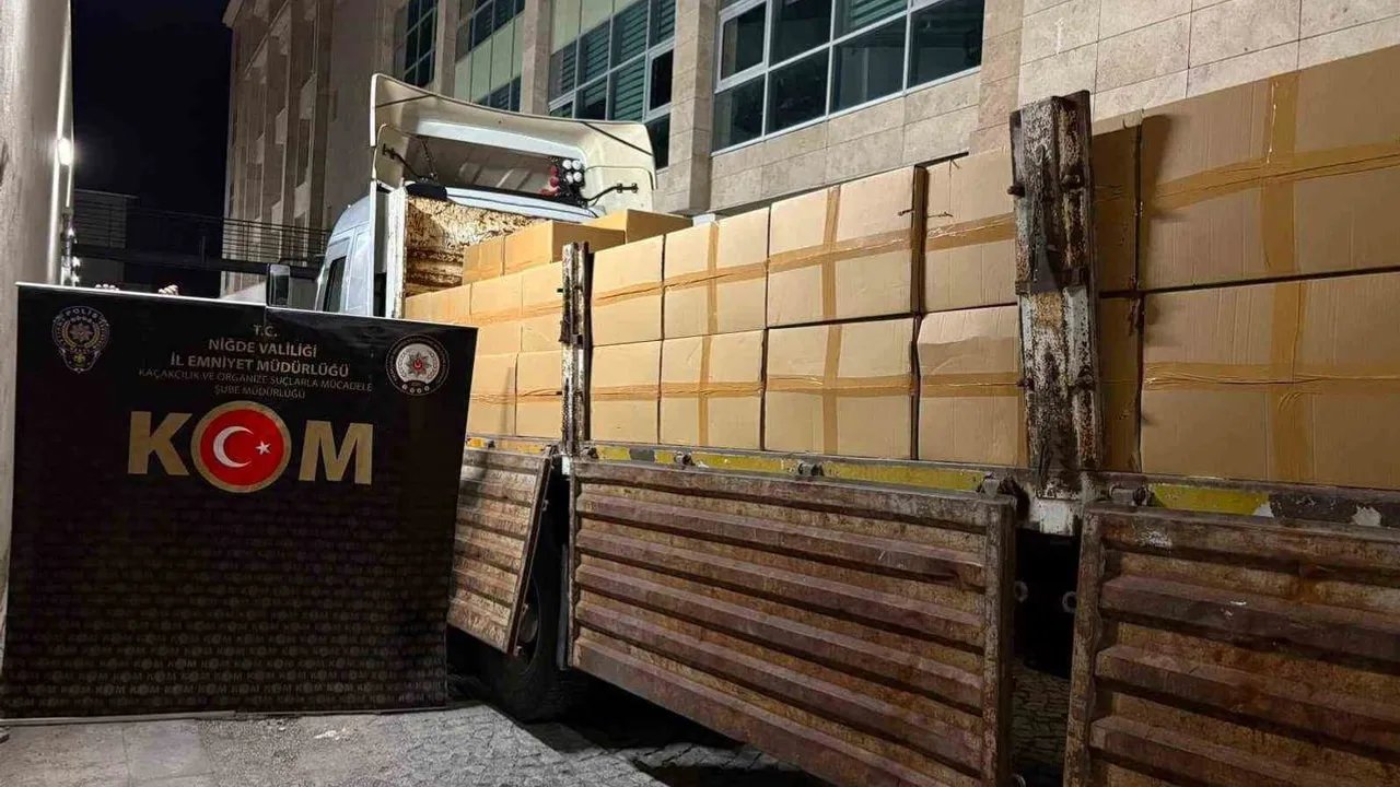 Niğde'de durdurulan araçtan çıkan 4 milyon 900 bin doldurulmuş makaron