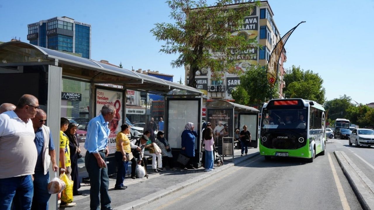 Niğde'de elektrikli otobüs hamlesi başkana çevreci plaketi getirdi