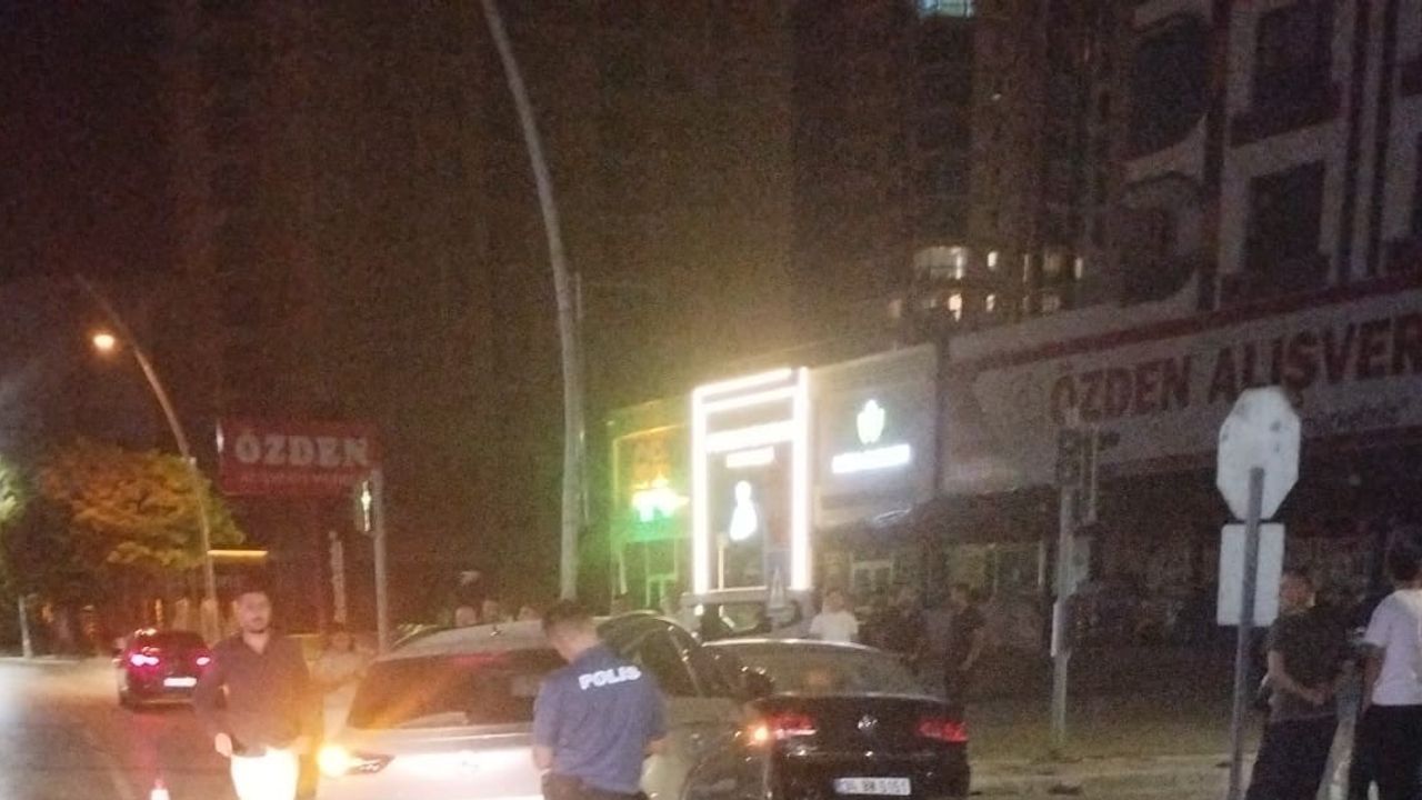 Niğde'de Gazeteci İsmet Sayın Caddesi'nde çarpışma: dört kişi yaralandı