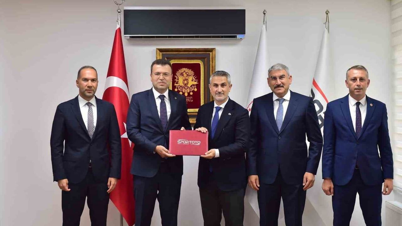 Niğde’de gençlere modern sahalar: yeni tesis ve halı saha protokolleri imzalandı