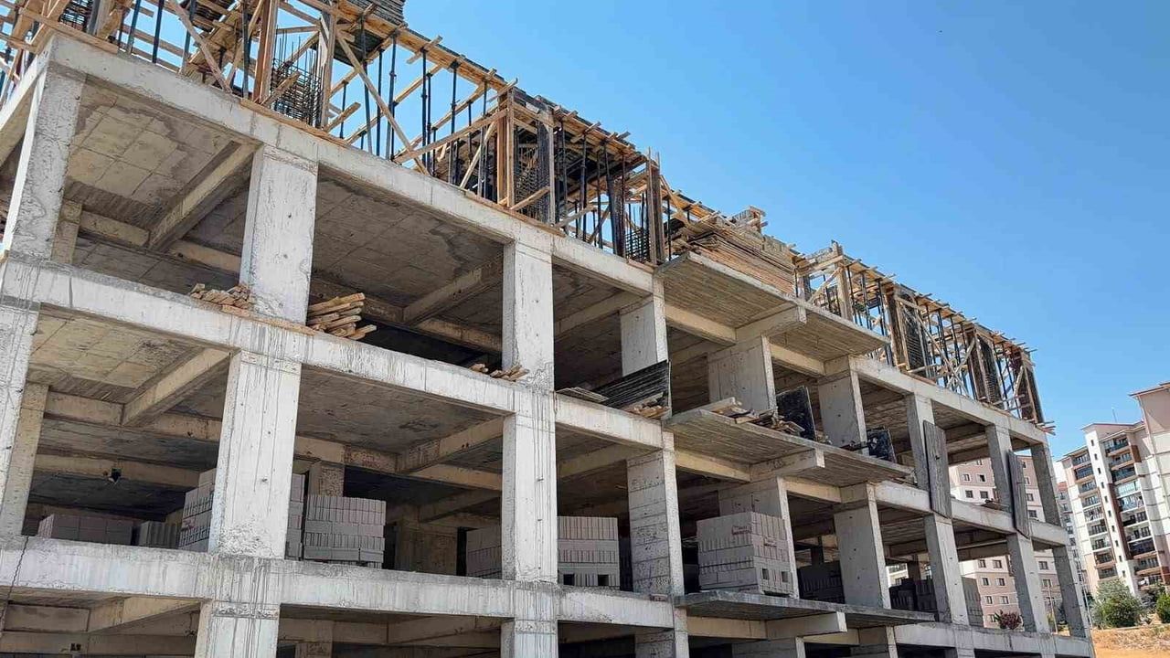 Niğde'de inşaattan 2,5 metrelik düşüş: işçi hastaneye kaldırıldı