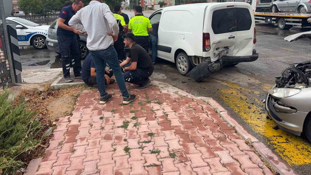 Niğde'de sağanak sonrası üç aracın karıştığı zincirleme kaza: 1 yaralı