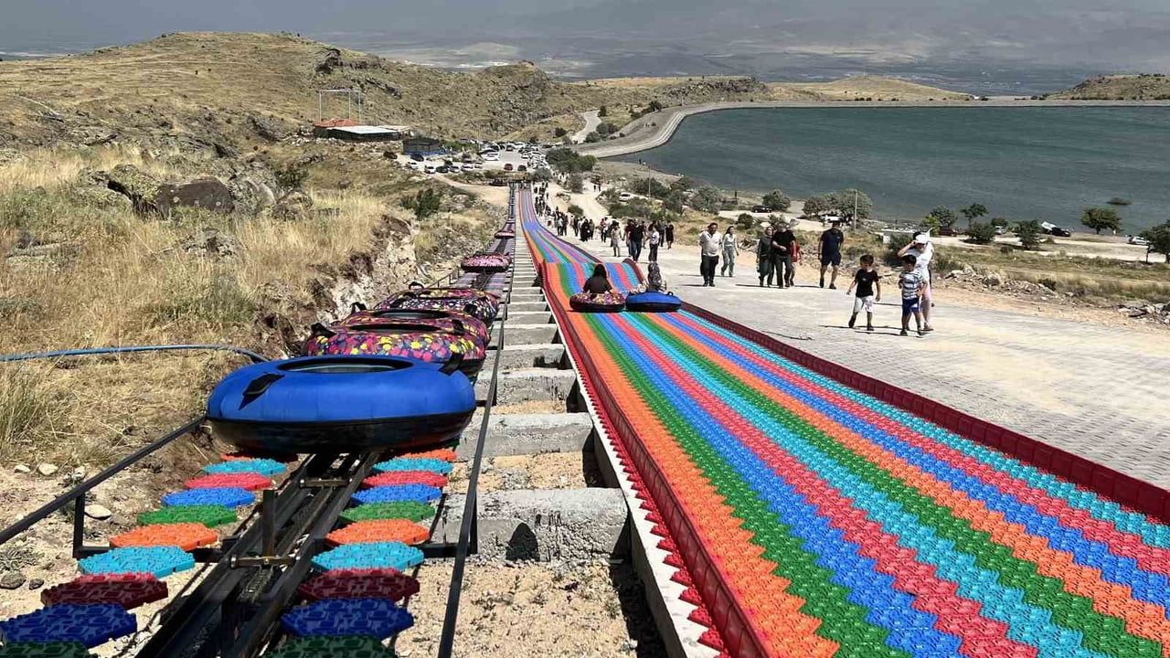 Niğde'nin yeni cazibesi: 280 metrelik renkli kaydırak akşamları da açık