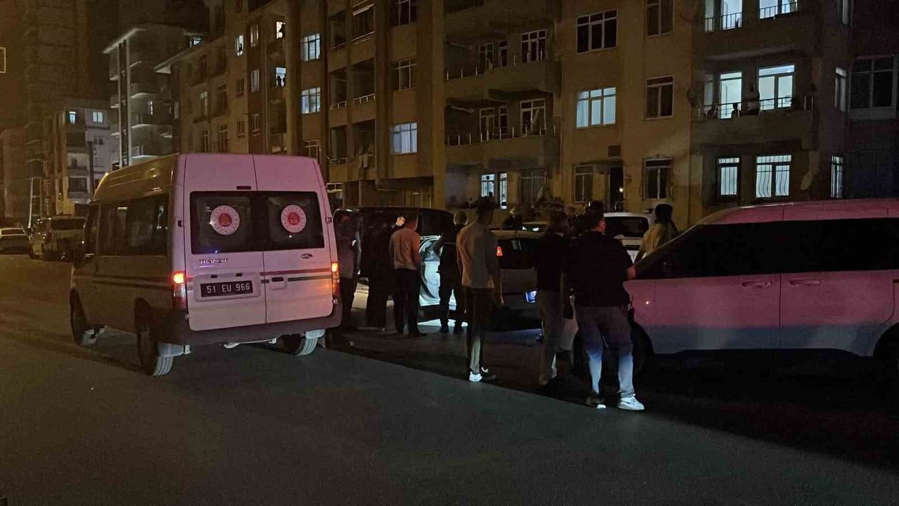 Niğde Selçuk Mahallesi Kanal Boyu'nda otomobilde bir kadın hayatını kaybetti, bir kişi ağır yaralı