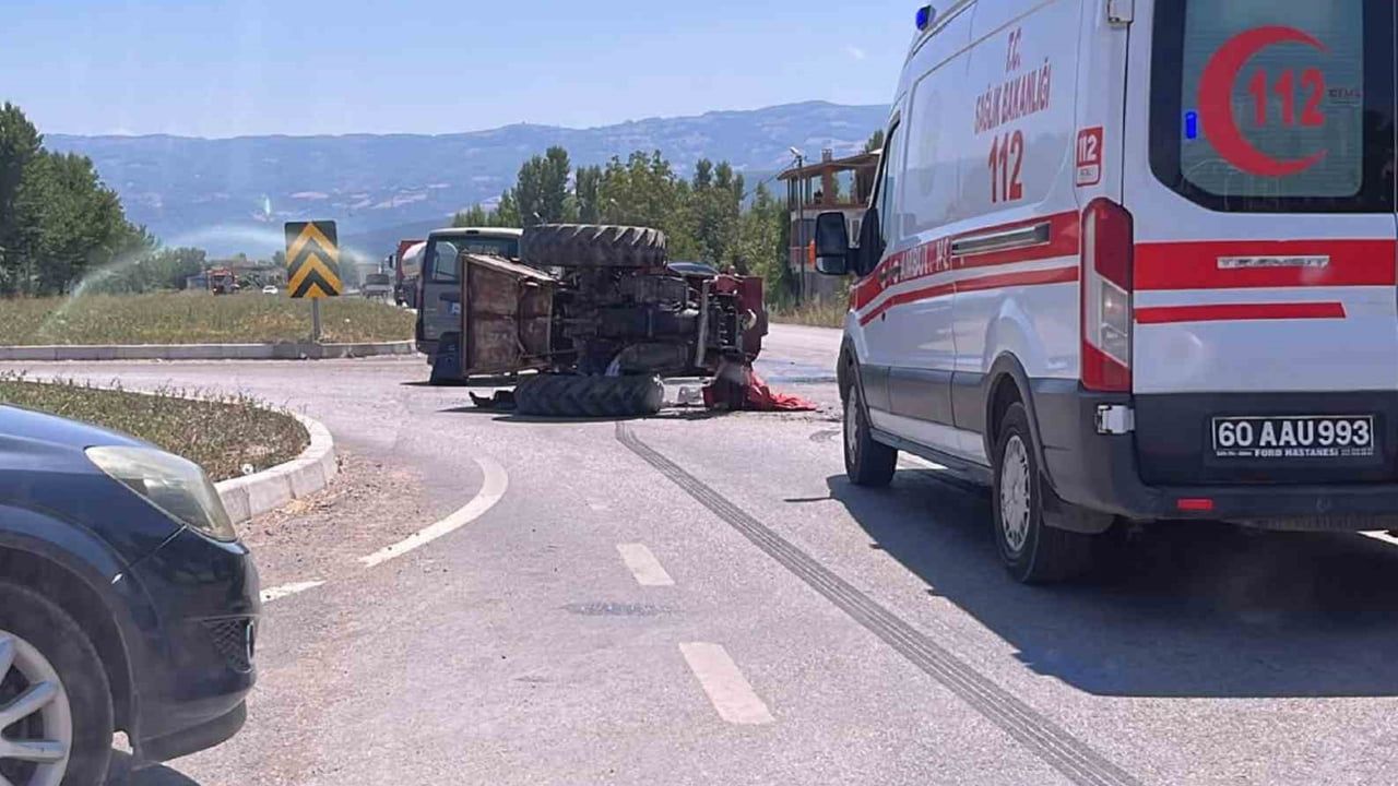 Niksar'da kırsal yolda çarpışma: traktör sürücüsü ağır yaralandı