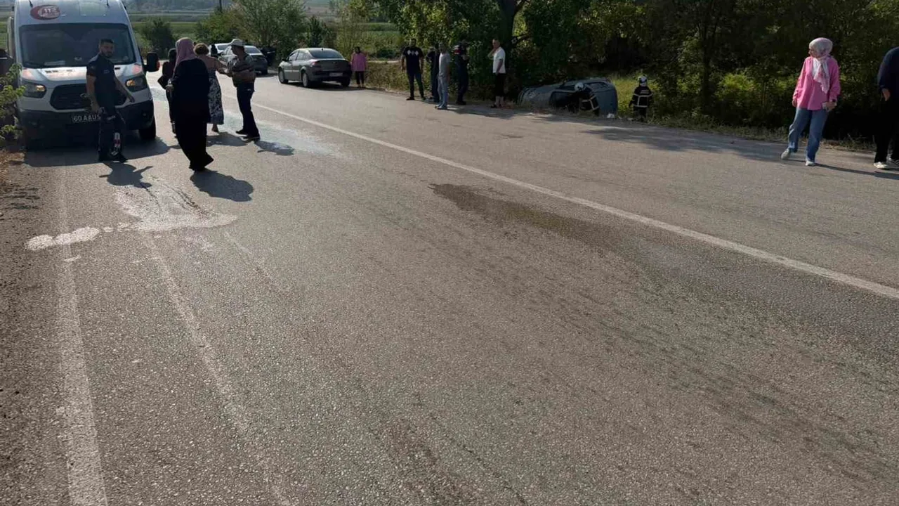 Niksar'da otomobil yol kenarına savrularak ağaçlık alanda yan yattı