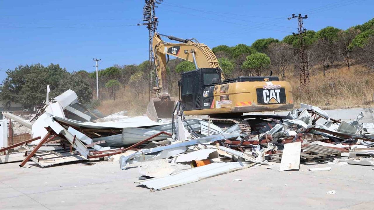 Nilüfer'de verimli arazilerdeki iki kaçak depo kaldırıldı
