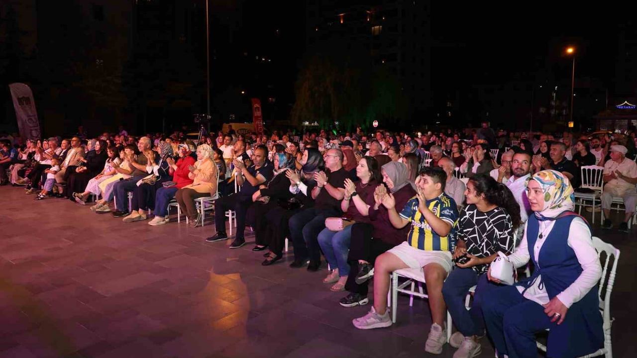 Nostalji rüzgârı Çarşı Melikgazi’de Türk Sanat Müziği ile esti