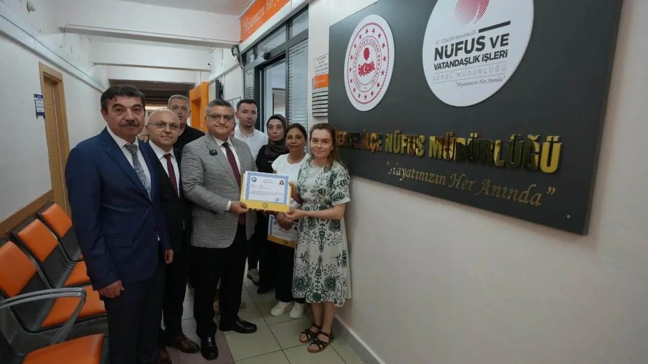Nüfus müdürlüğü personeline yüzde 96 memnuniyetle başarı belgesi