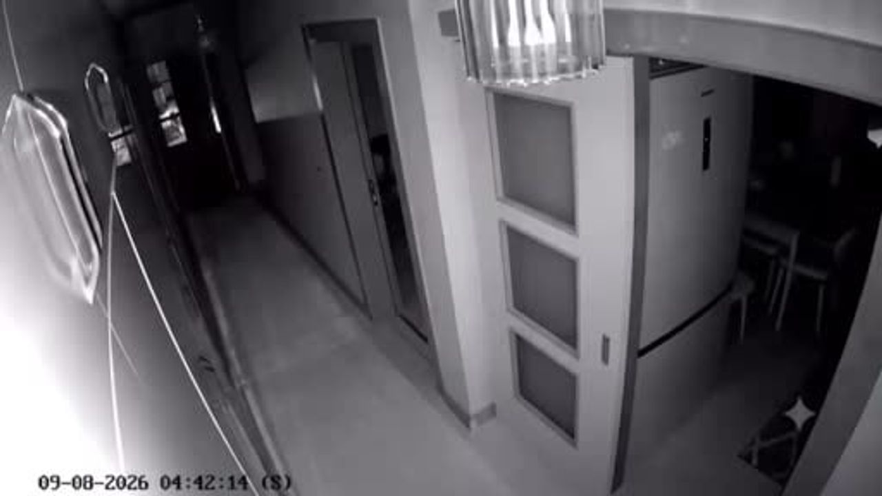 Nurdağı'nda gece sarsıntısı güvenlik kamerasına yansıdı