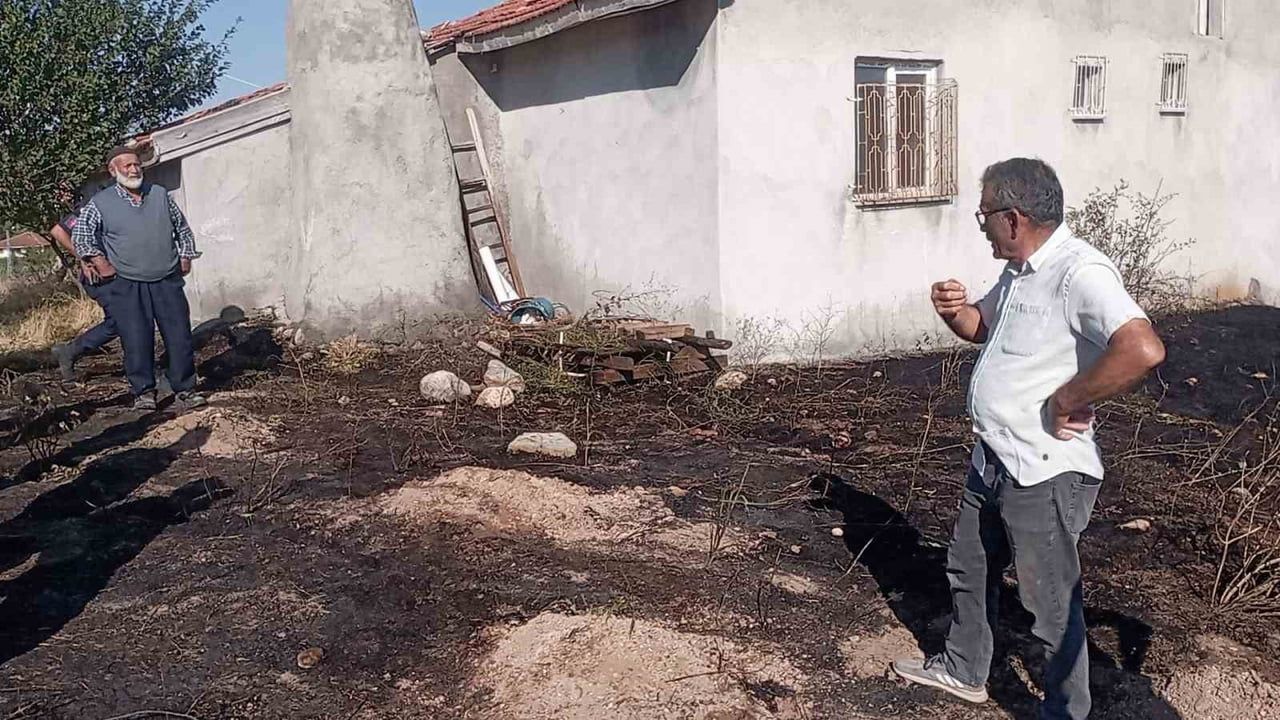 Ocak kıvılcımları Balıkhisar'da otluk alanı alevlere verdi