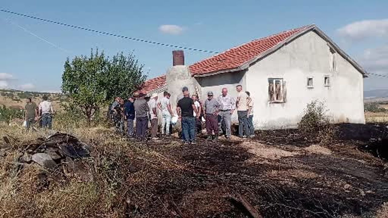 Ocaklıktan sıçrayan kıvılcımla buğday tarlasında yangın çıktı