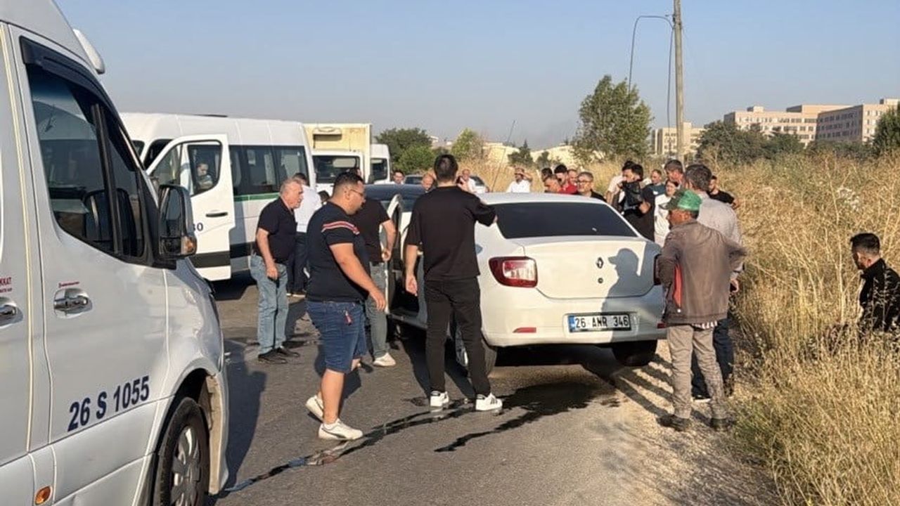 Odunpazarı'nda iki otomobil kafa kafaya çarpıştı, trafik aksadı