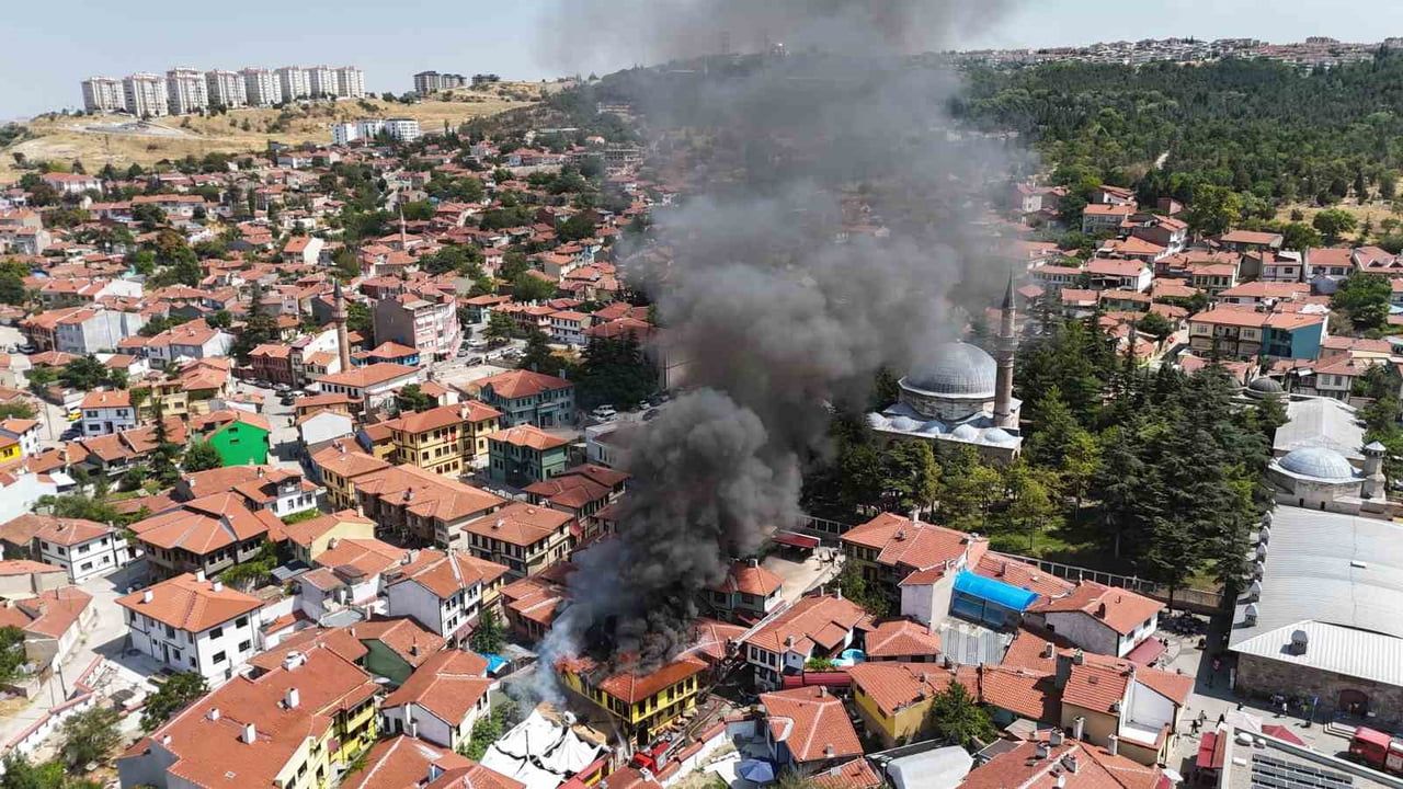Odunpazarı'nda tarihi çatıda çıkan yangın: iki kişi dumandan etkilendi