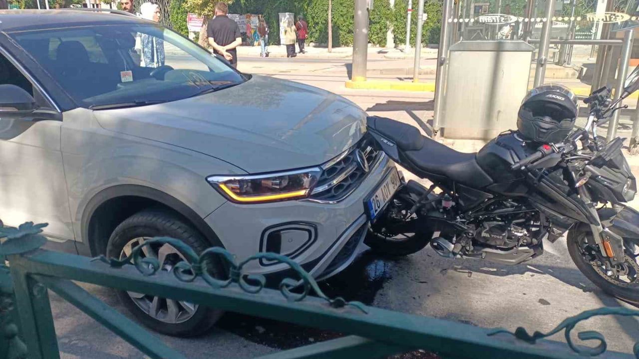 Odunpazarı'nda yaya önceliğine uyan motosikletliye arkadan çarpıldı