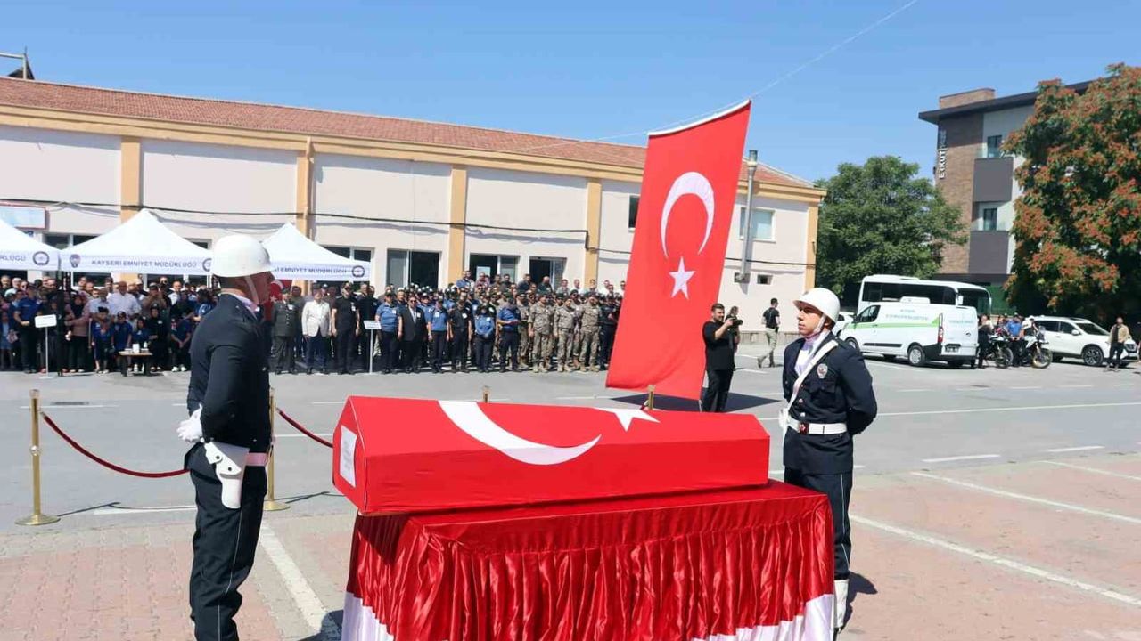 Oğlunun asker selamı son yolculuğa veda anı oldu