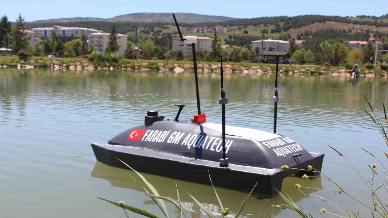 Öğrencilerden hava, kara ve denizi birleştiren otonom deniz aracı