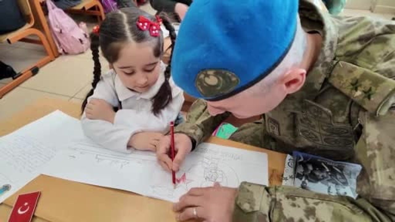 Öğrencilerin 'Kahramanım Mehmetçik ve Vatan' resimleri halk oylamasına açıldı