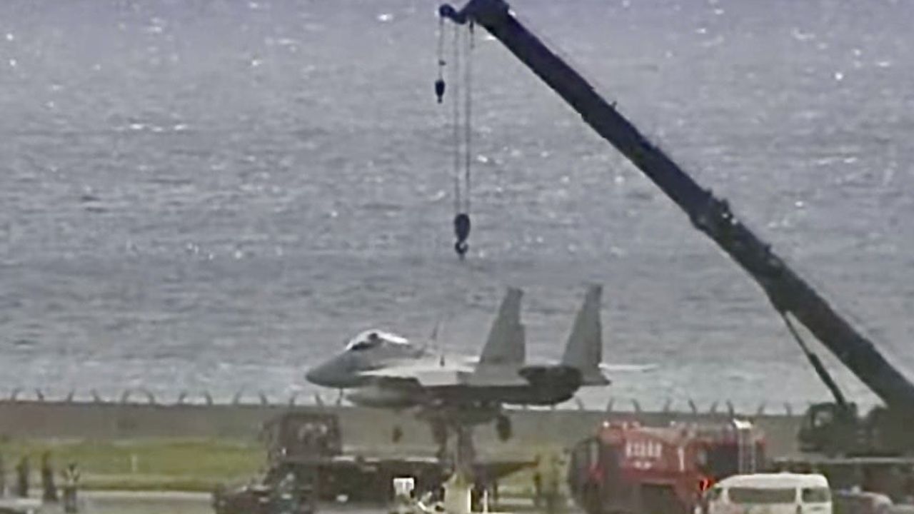 Okinawa'da F-15 acil iniş sonrası sol kanadın üzerine yattı