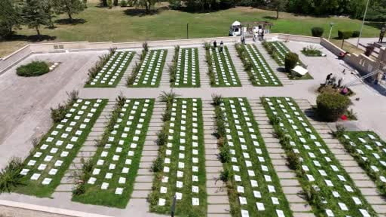 okul atölyesinde 510 şehit mezar taşı yenilendi