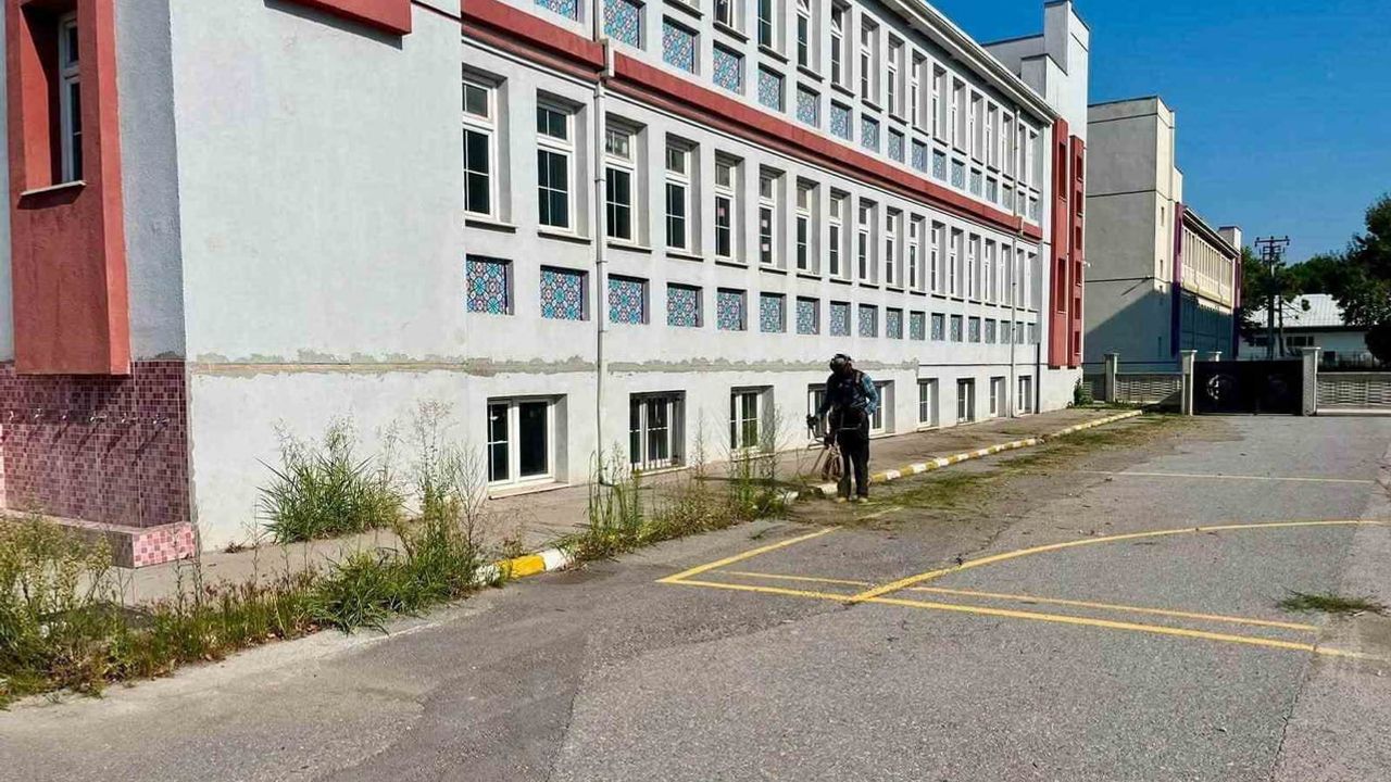 Okul bahçeleri yeni döneme hazırlanıyor: Erenler'de bakım seferberliği