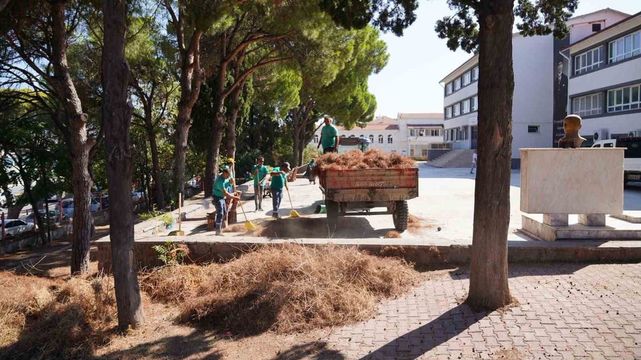 Okul bahçelerinde son hazırlıklar: Ayvalık'ta temizlik ve budama çalışması