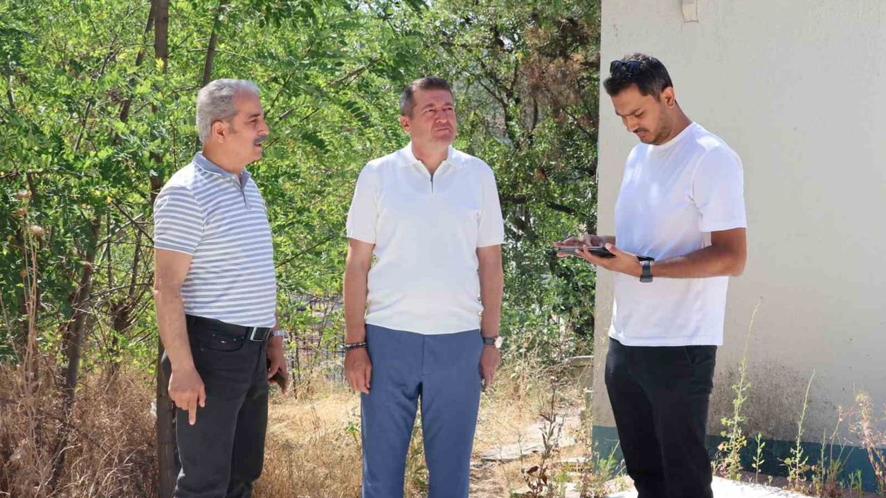 Okul bahçesi yenileniyor: öğrenciler için yeni spor alanı projesi incelendi