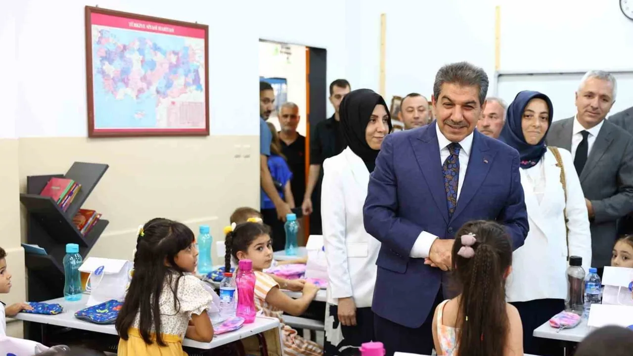 Okul çantalarıyla yeni döneme destek: Esenler'den 1. sınıf öğrencilere kırtasiye yardımı