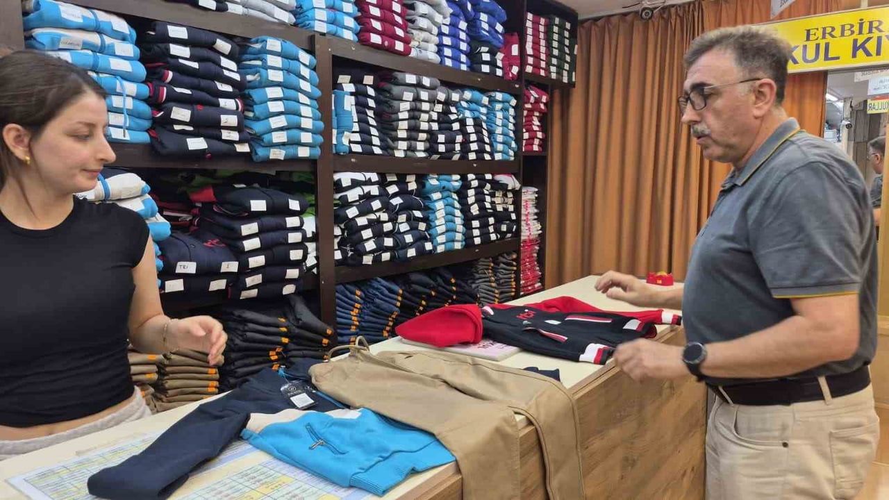 Okul kıyafetlerinde hazırlıklar hızlandı: setler 2 bin liradan başlıyor